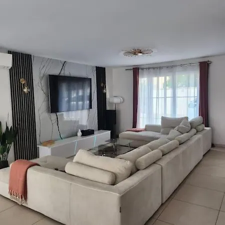 Muka House * Herblay